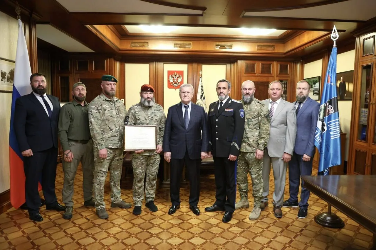 Полпред президента России в СКФО Юрий Чайка встретился с командиром и бойцами казачьей разведыватель