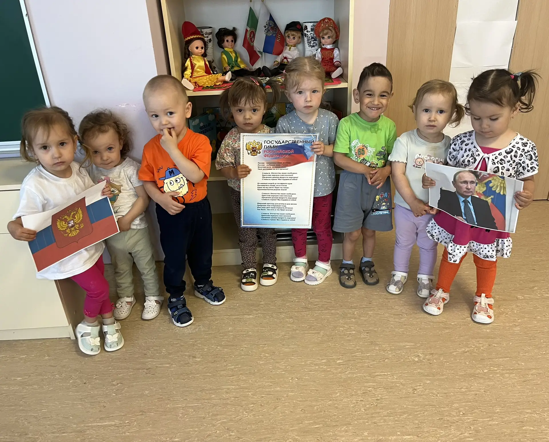 12 июнь 🇷🇺
Россия көне белән! 
Илебез тыныч, күгебез һәрвакытта да аяз булсын дип тели Иң кечкенәл