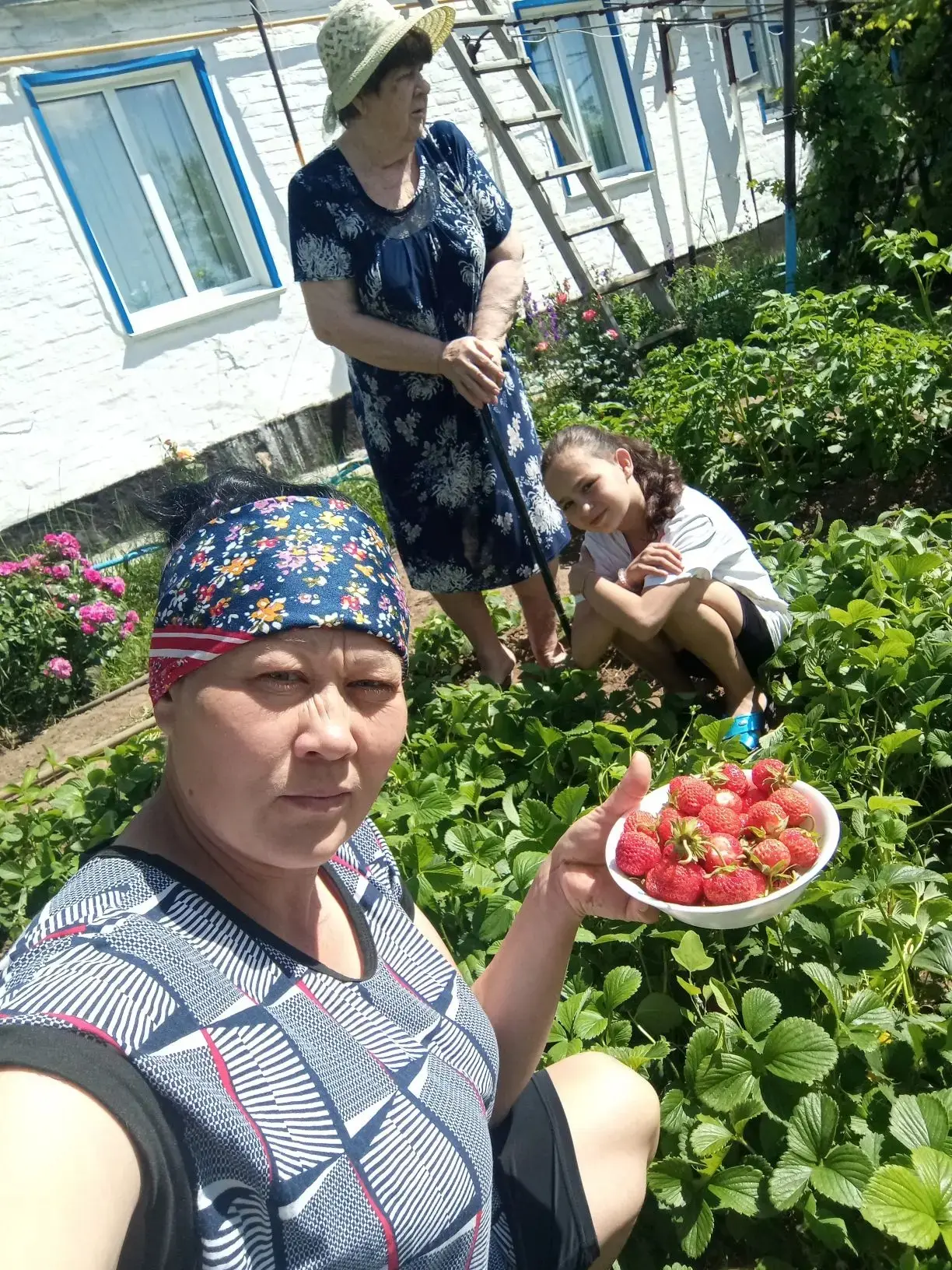 В сельской местности для пожилых людей помощь социальных работников очень нужна.  Получателям социал