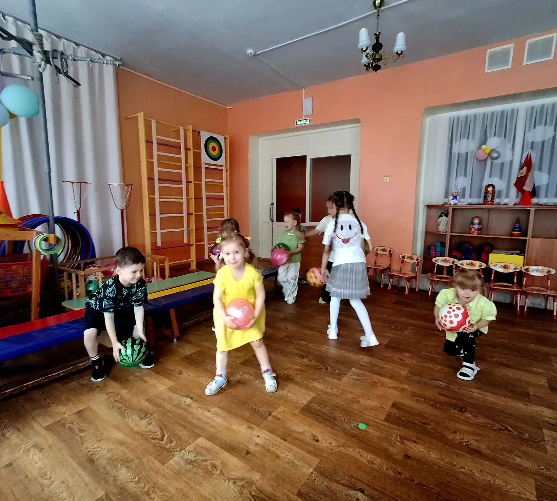 По мячу ладошкой бьём
Дружно, весело вдвоём!
Мячик - мячик, мой дружок
Звонкий, звонкий, звонкий бок
