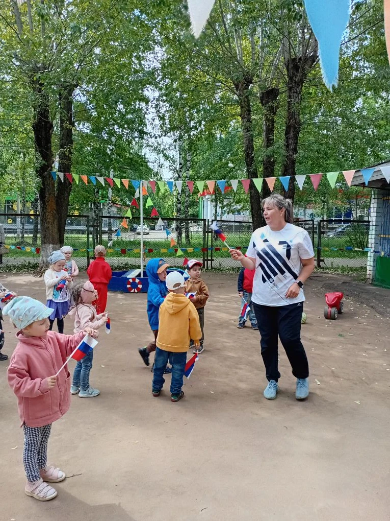 Сегодня Наталья Алексеевна, Наталья Анатольевна поздравили гр. НЕВАЛЯШКИ с ДНЕМ РОССИИ! СПАСИБО ИМ Б