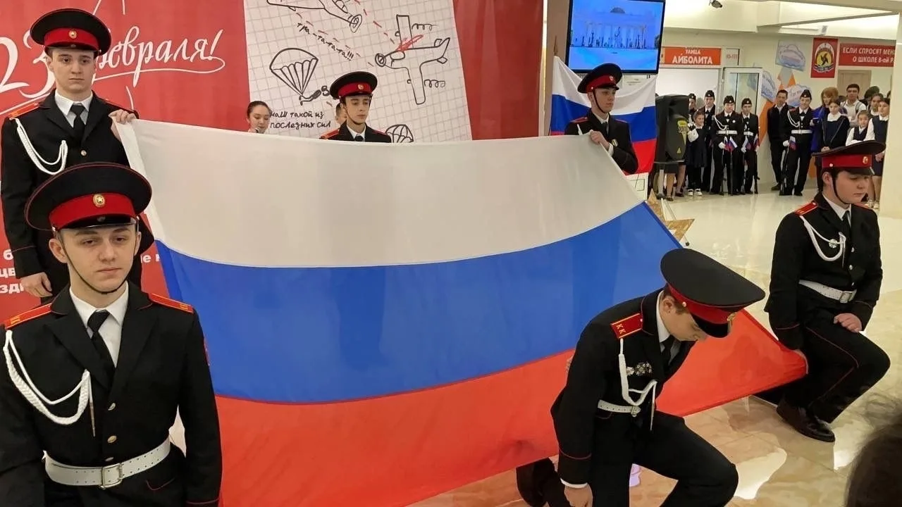 Память утроит силы.
Звезды горят во мгле.
Это и есть Россия
В небе и на земле!

В космос открыты ста