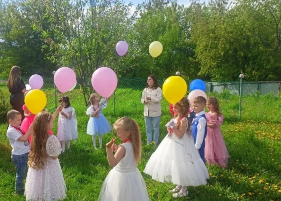 29 мая в нашем детском саду прошел Выпускной бал для детей💃🎉 подготовительной к школе группы.
🌸 В
