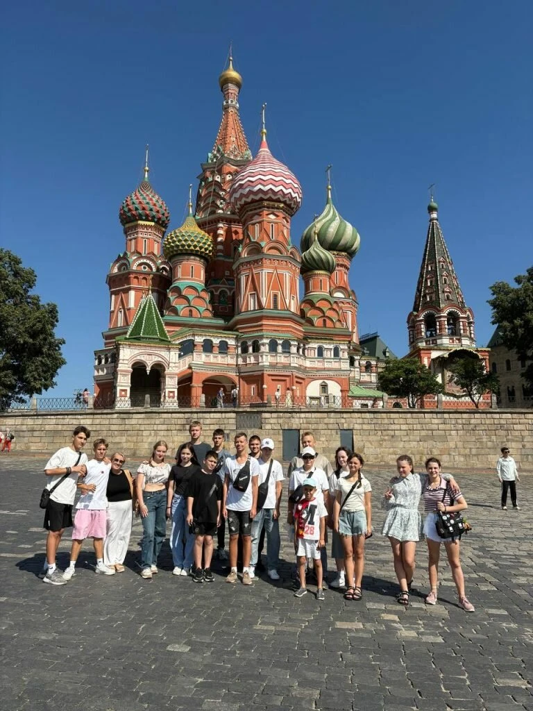 Параллельный класс уже был. Ваш — ещё нет.

Пока одни классы катаются по городам и возвращаются с го