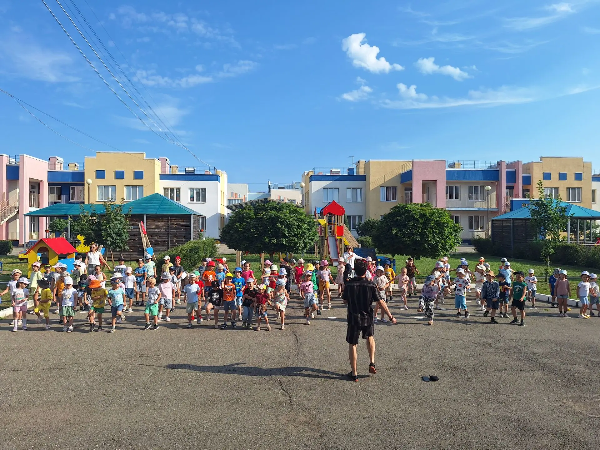 ✅Лето, солнце и полезные привычки!
☀Утренняя зарядка в детском саду — это не просто игра, а важный э