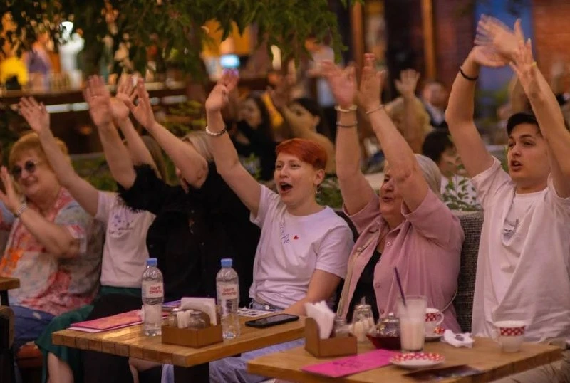 В четверг, 18 июня, в кафе на Набережной состоится «ОТКРЫТЫЙ КВАРТИРНИК» от продюсерского объединени