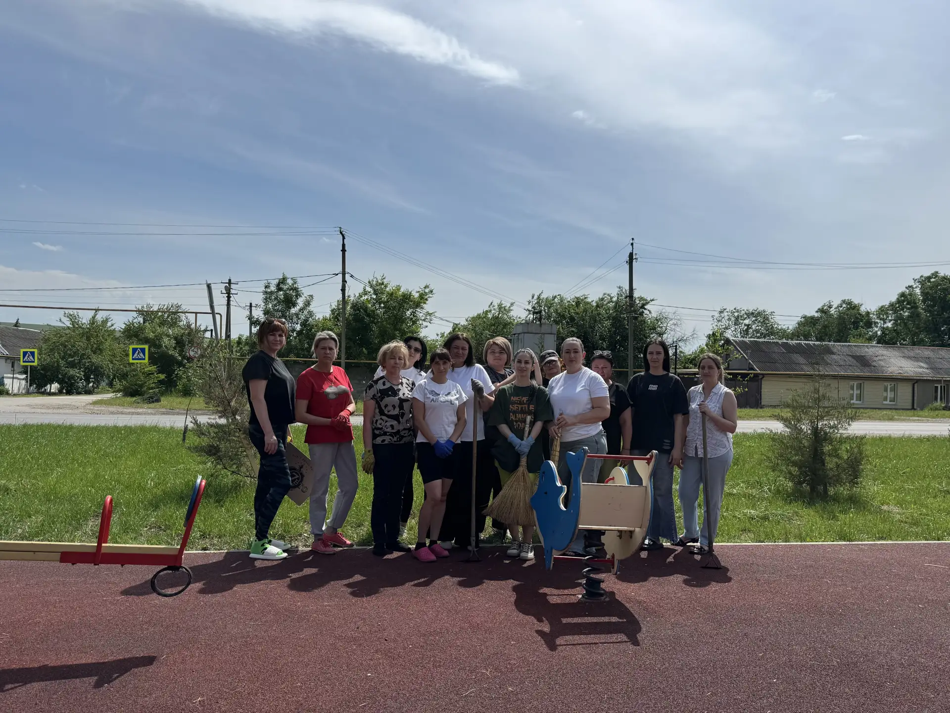 Летний марафон чистоты: как ЦСОН навел порядок в Сквере 🌞🧹

Сегодня, 10 июня, коллектив Андроповск