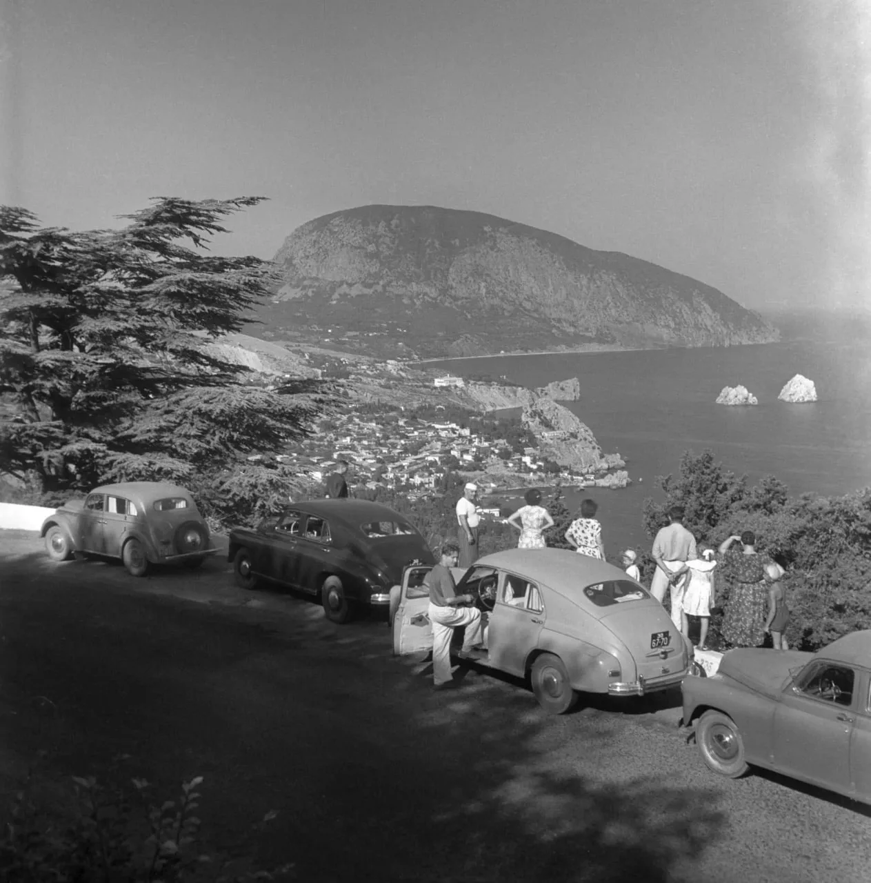 Аю-Даг и Адалары, Крым, Гурзуф, 1955 год.

Прекрасное далёко