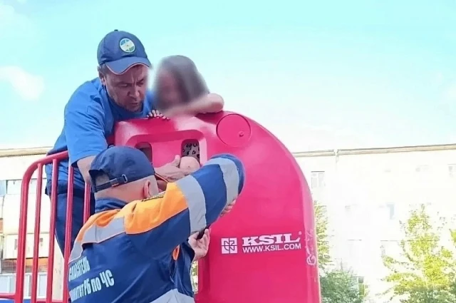 В Сибае спасатели освободили ногу девочки, застрявшей на горке

Фото: Госкомитет ЧС по РБ / Автор: Ю