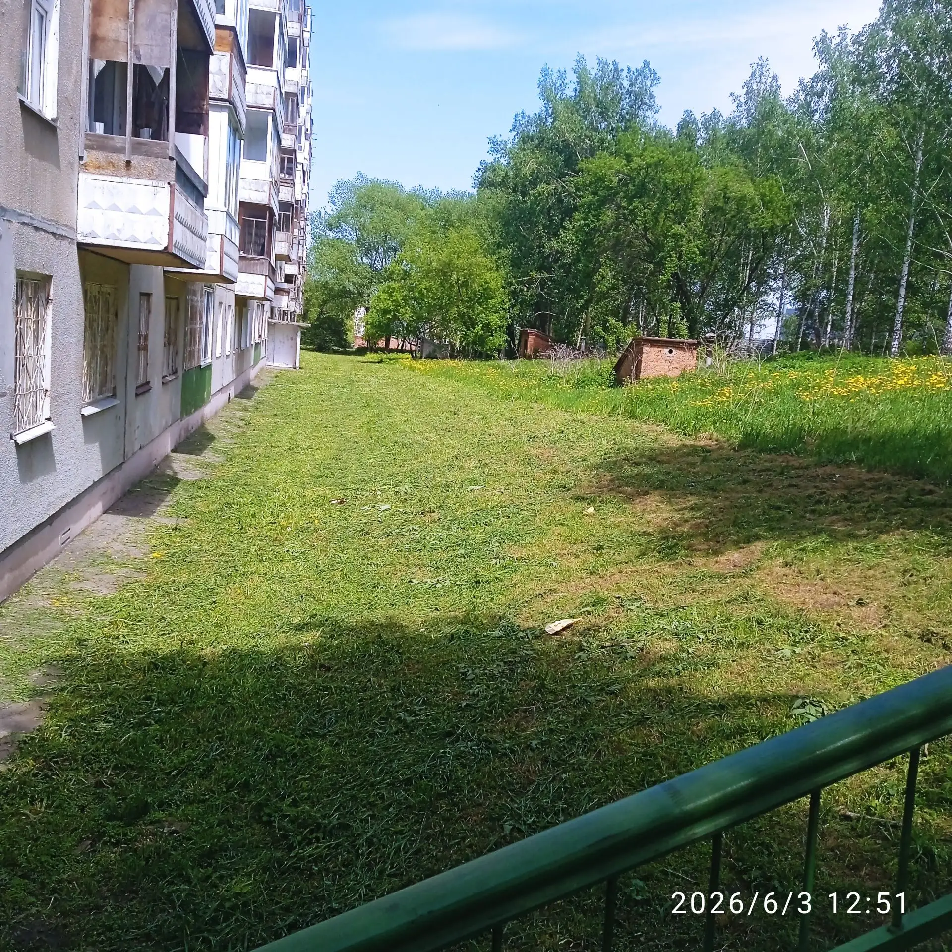 Одна из обязательных работ по содержанию многоквартирного дома - выкашивание газонов.