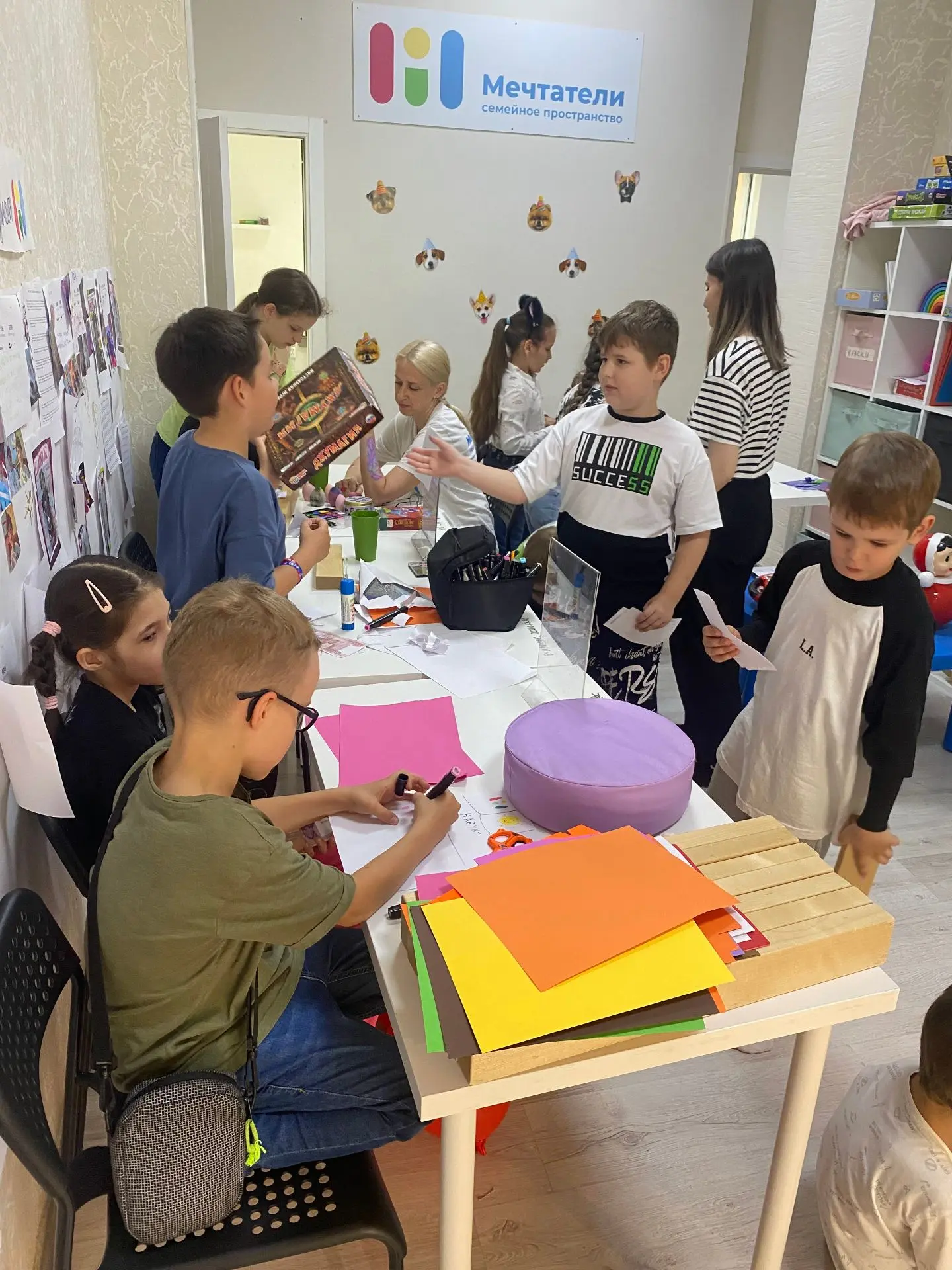 Почему тема технологий у нас всегда идёт рядом с темой эмоций
.
Потому что современные дети растут в