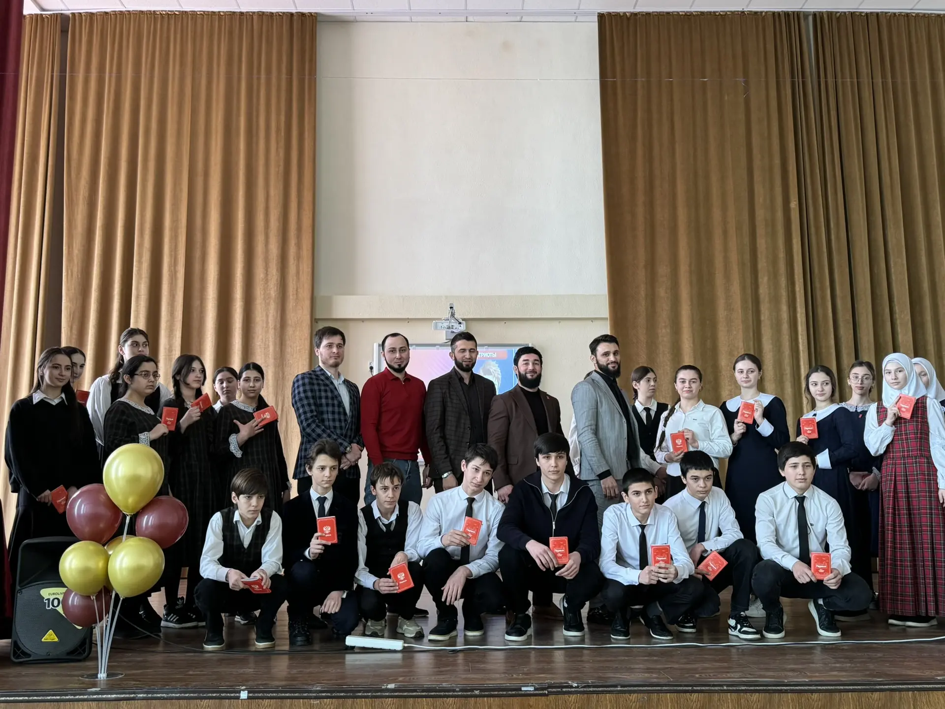 Первые паспорта — первым! В Назрани прошла церемония вручения паспортов от «Движения Первых»

Текст: