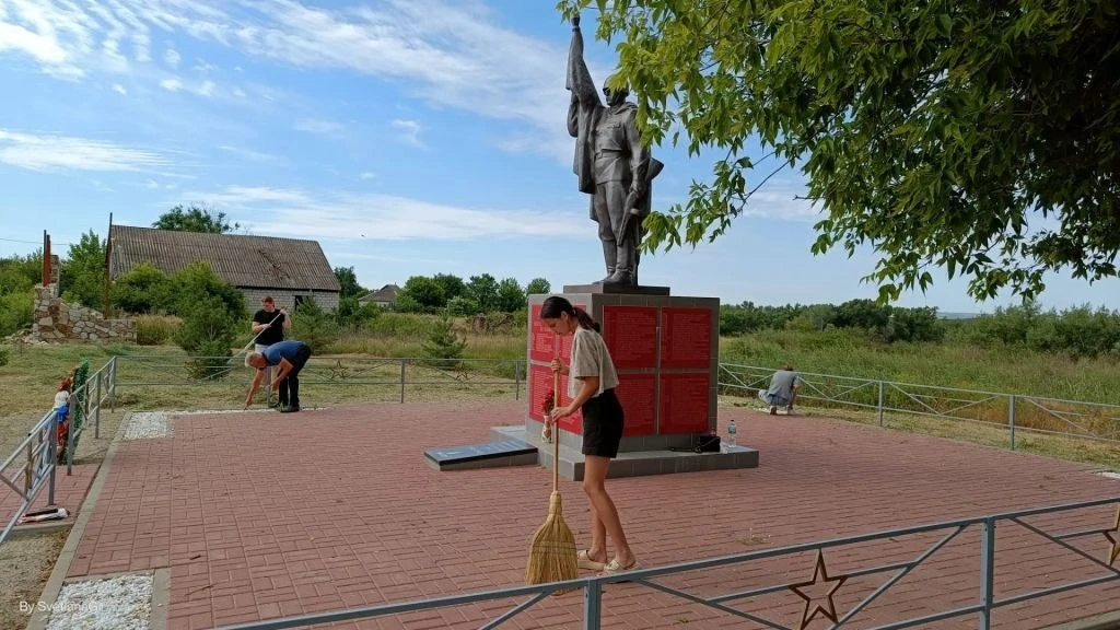 В хуторе Красный Яр привели в порядок памятник воинам-освободителям. 25 июня в хуторе Красный Яр у м