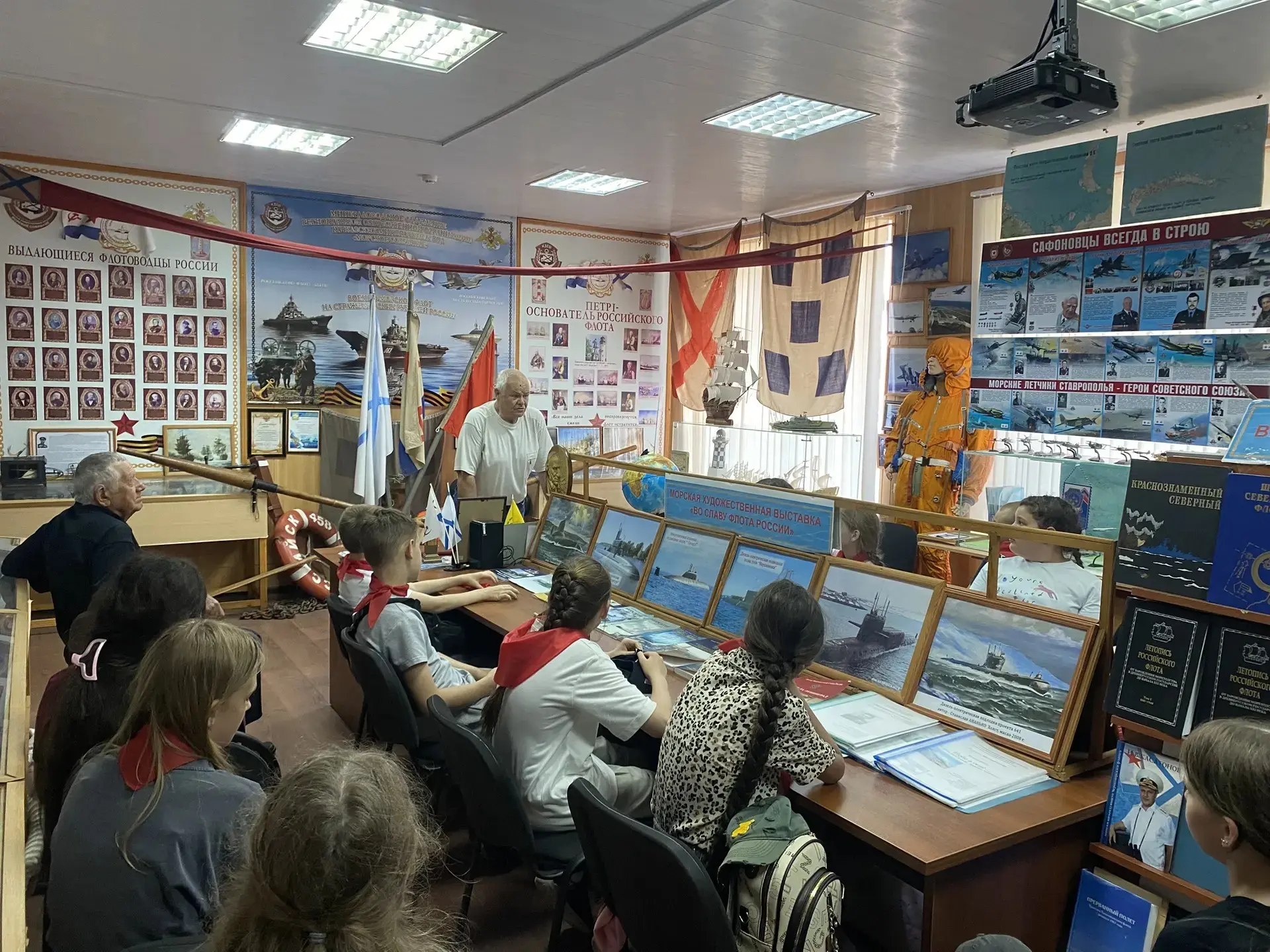 Уважаемые родители, добрый день! Сегодня мы посетили общественный военно-исторический музей морской 