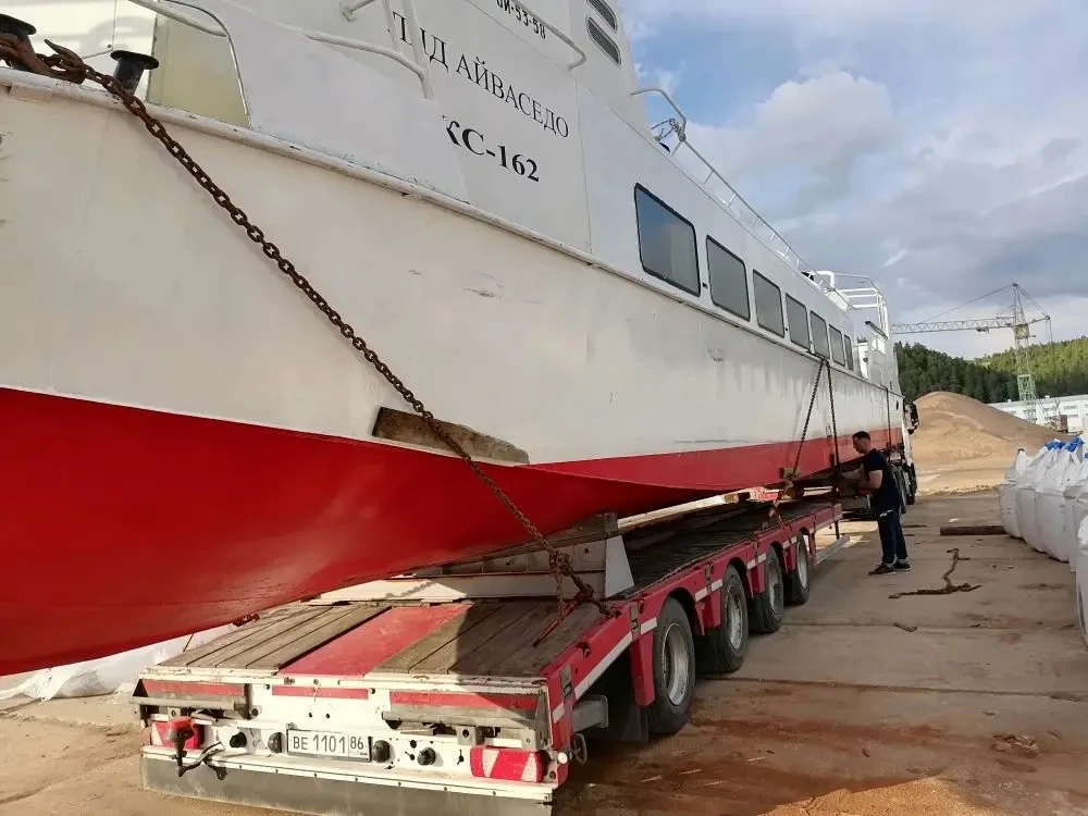 Готовимся к сезону речных перевозок.

⛴️ А вы знали, что катер «Ляд Айваседо» на зиму увозят в Ханты