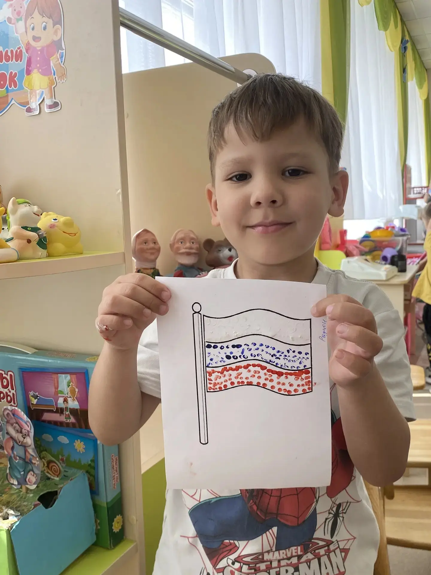Сегодня наши маленькие художники из младшей и средней группы создавали флаг России необычным способо