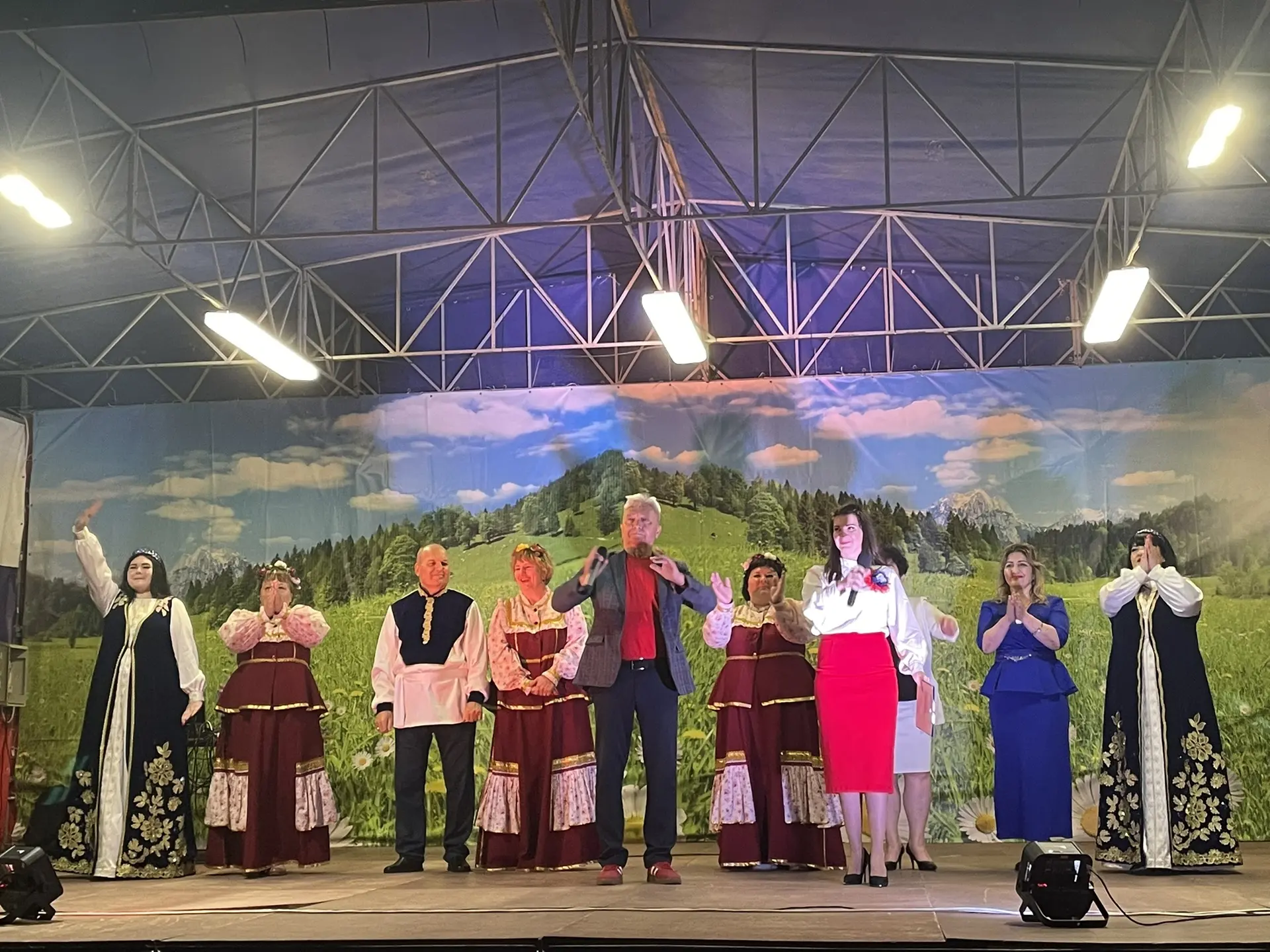 ✨Сегодня на площади районного Дворца культуры состоялся праздничный концерт «Россия-наш дом». 🎤  Зр