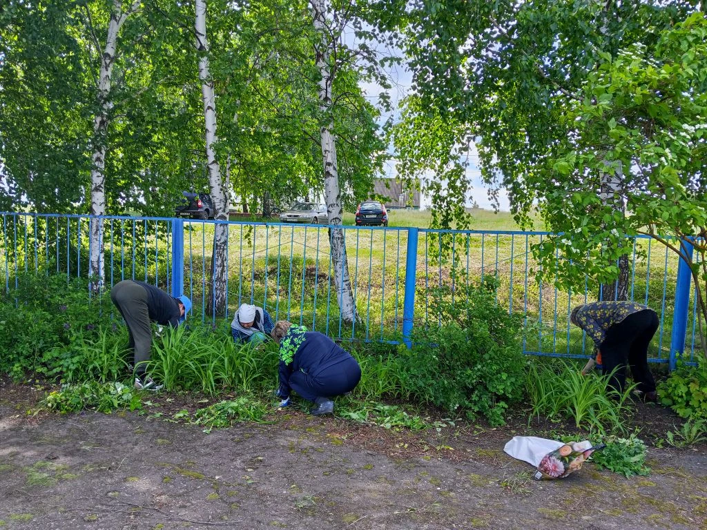 🌿6 июня в нашей школе прошёл субботник в рамках месячника по благоустройству и санитарной очистке н