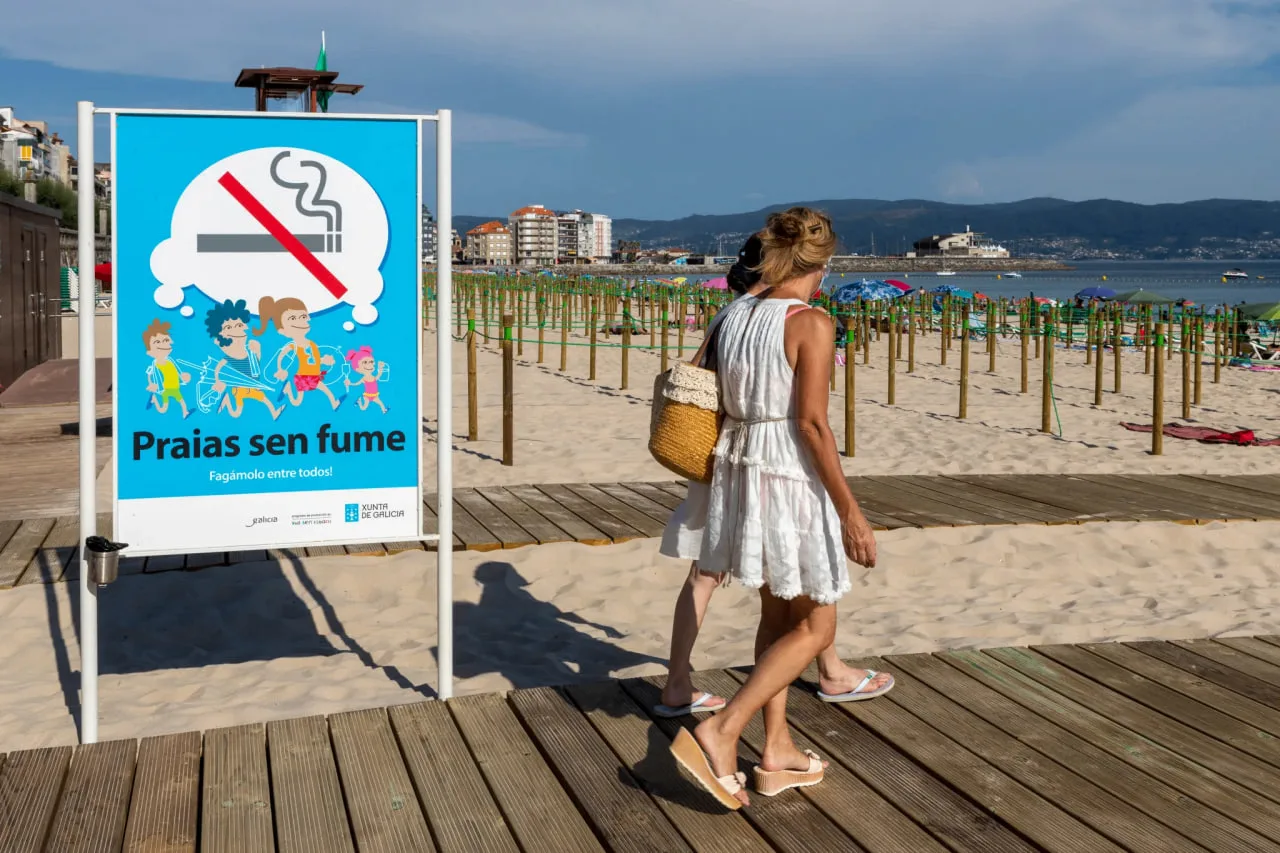 🇪🇸 В Испании готовят запрет на курение на террасах кафе и ресторанов, пляжах, автобусных остановка