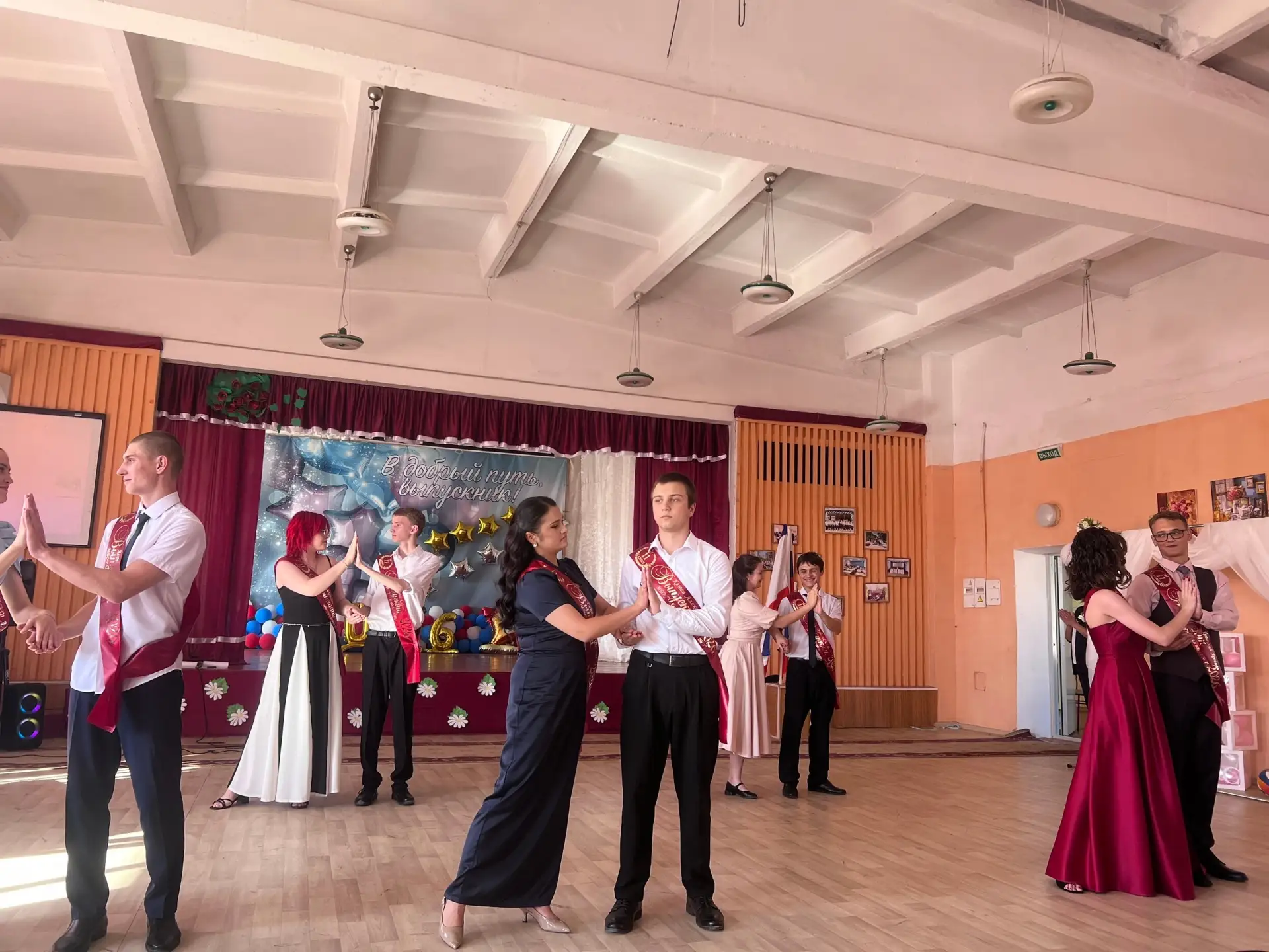 🎉 Выпускной 11 класса: новая глава начинается! 🎉

27.06.2026 год в нашей школе особенный день — мы