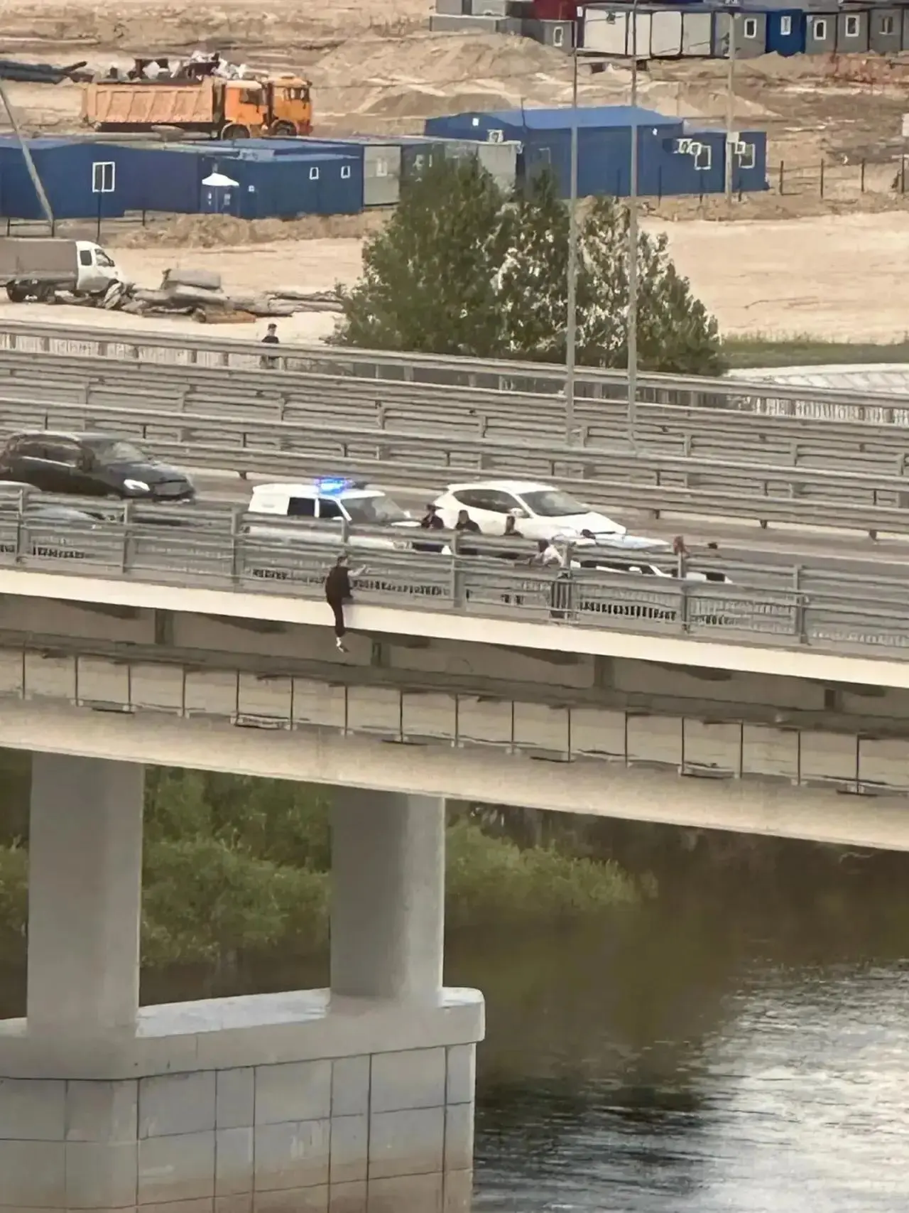 На ул.Мельникайте вечером наблюдали повисшего на мосту молодого человека. Что конкретно произошло — 