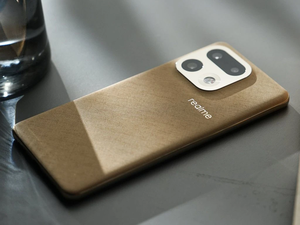 realme 16 Pro - это ожидаемый флагманский смартфон от Realme, который еще не вышел, но уже засветилс
