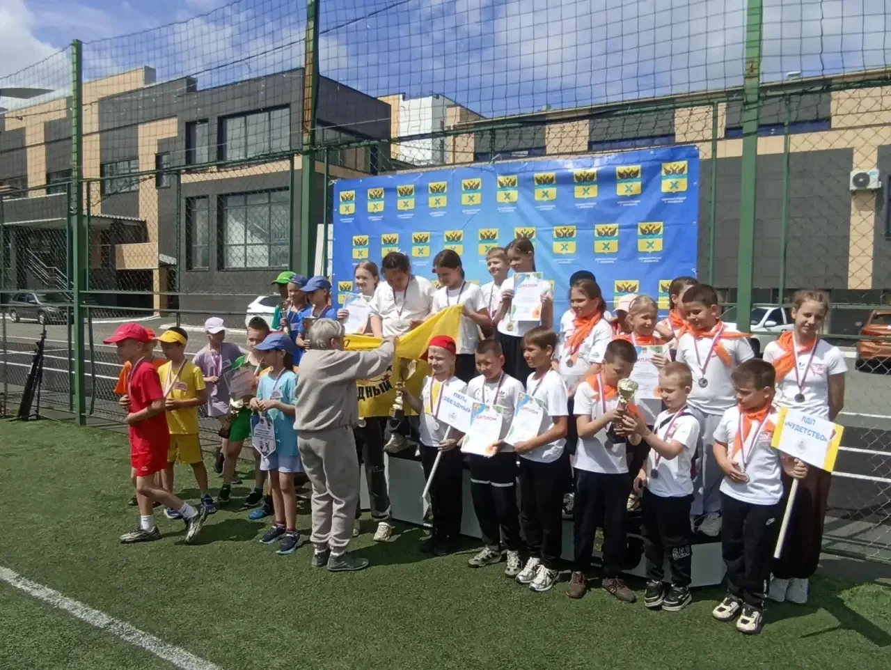 ☀️8 июня 2026 года на Марсовом поле прошёл спортивный фестиваль лагерей с дневным пребыванием детей 