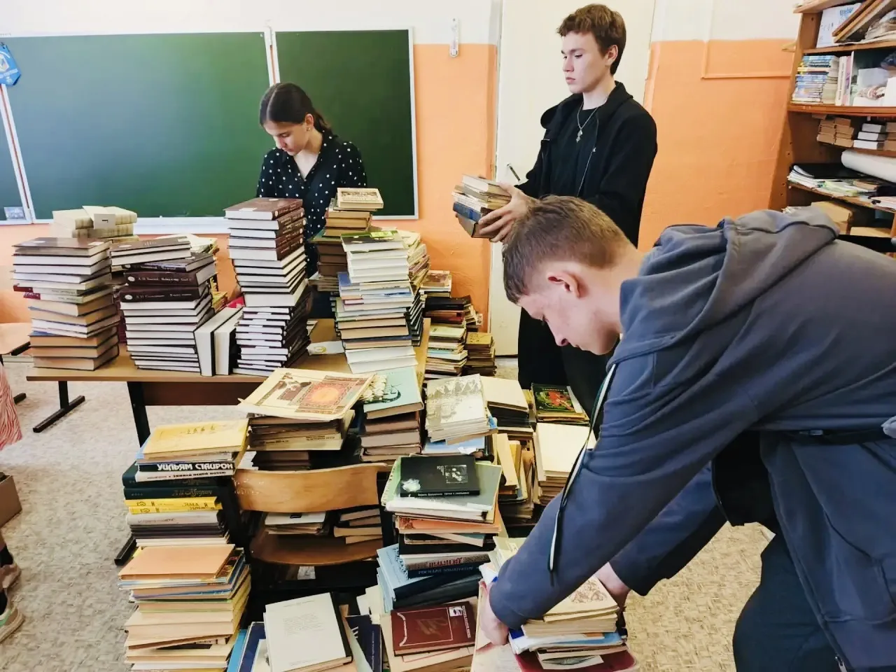 Сегодня наш школьный лагерь труда и отдыха выдался по-настоящему продуктивным! 💪

С утра мы взялись
