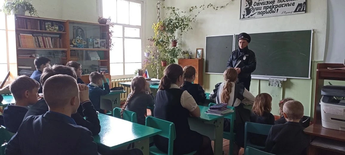 В школе состоялась важная встреча: участковый уполномоченный полиции В.В.Приходько провёл профилакти