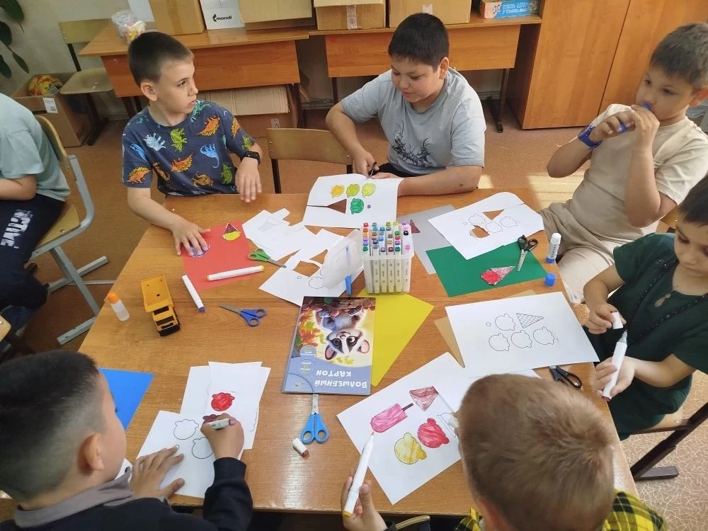 🎨 День творчества в пришкольном лагере: витражи и мороженое — идеальное сочетание! 🍦Сегодня в наше