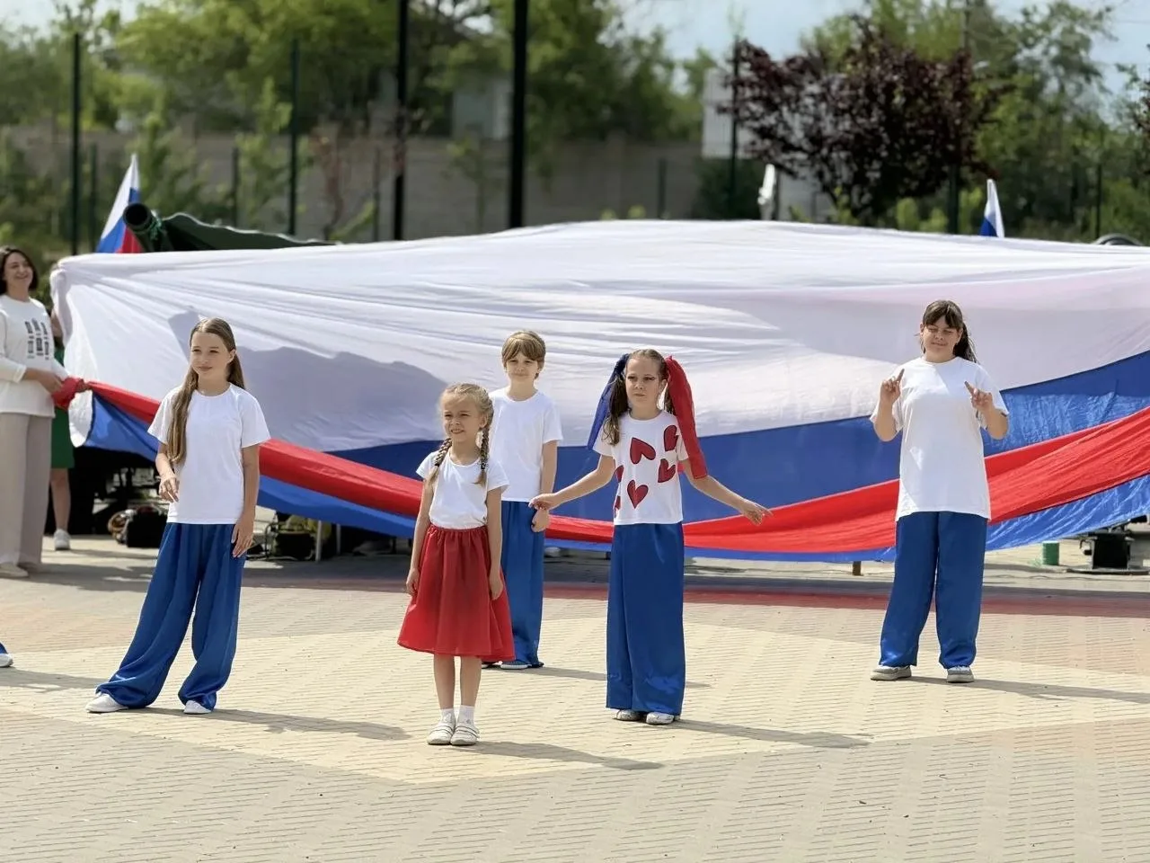 Сегодня в Белокалитвинском районе прошли праздничные мероприятия ко Дню России.

👉 Подпишись на Кал