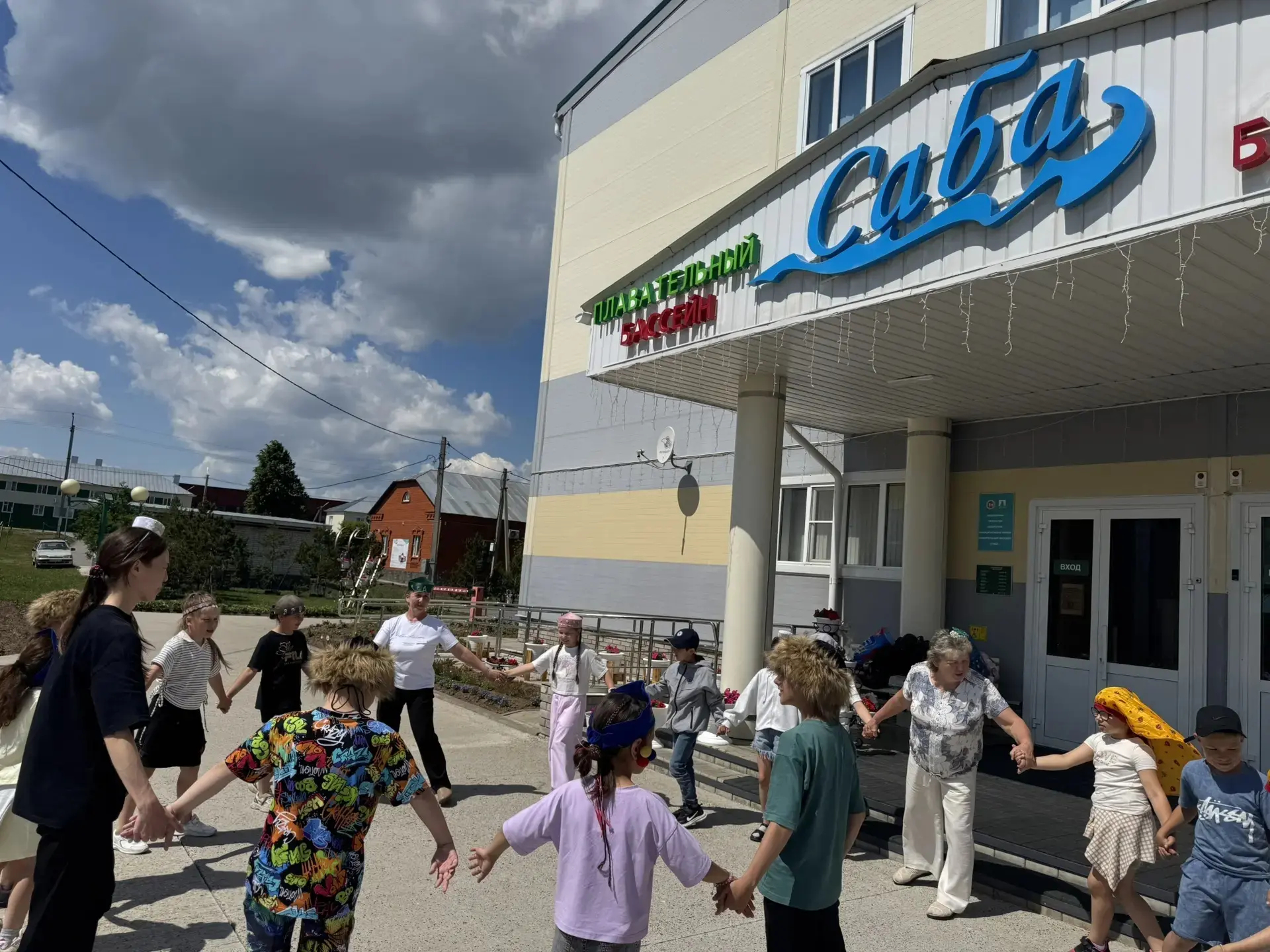 В единстве наша сила! 🌍✨

Сегодня у стен плавательного бассейна «Саба» развернулось по-настоящему т