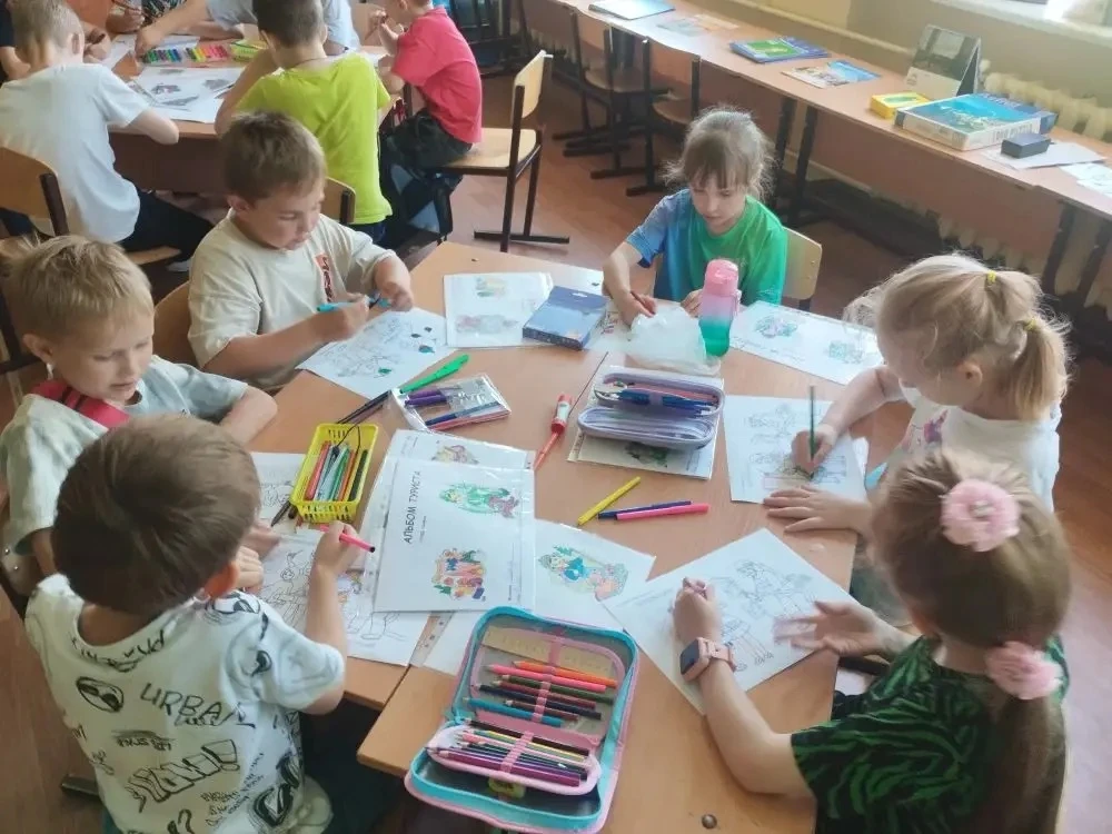 Друзья, здравствуйте ! 10 июня в лагере «Светлячок» было просто не до скуки! Вот как это было:

Всё 
