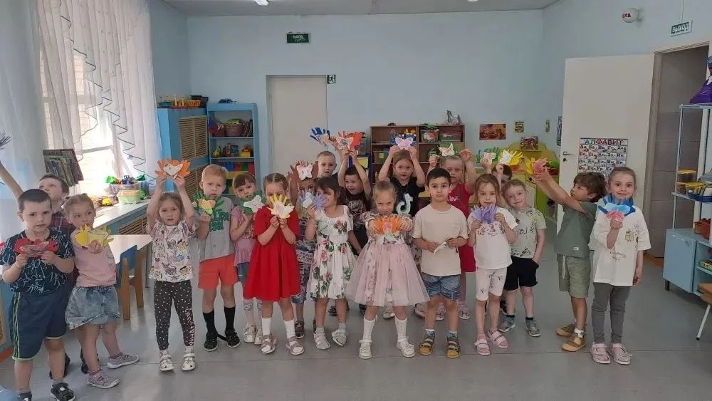 Сегодня в нашем саду было шумно и весело. К ребятам пожаловал озорной гость – Тимошка с целым сундук