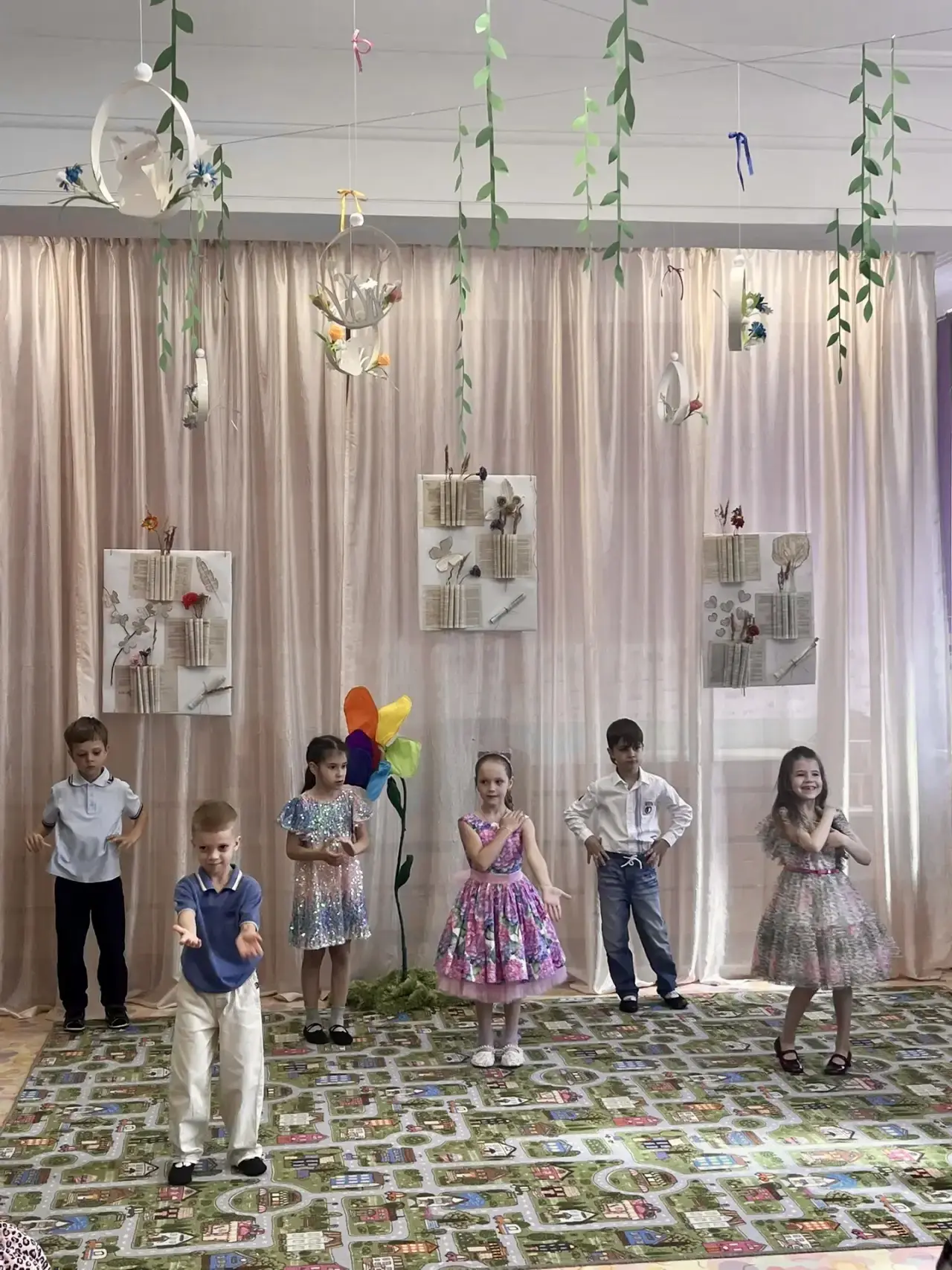 🌸🎉💫Выпускной в детском саду💫🎉🌸

В пятницу, 29.05.26, в нашем детском саду кружился в вальсе ос