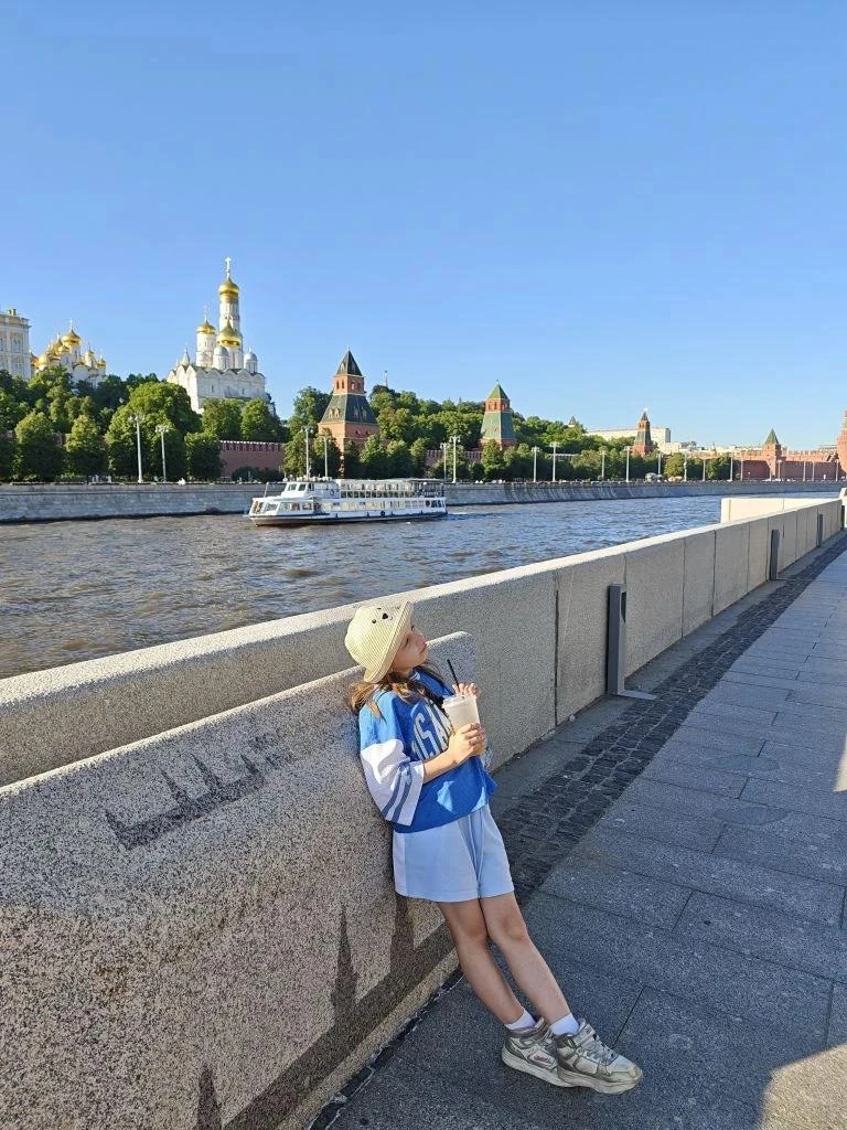 🏃‍♀️ ШКОЛЬНЫЕ ПРИВЕТЫ 🏃‍♀️

☀️ Аня из 2 «Д» начинает это лето так, что дух захватывает — активно, 