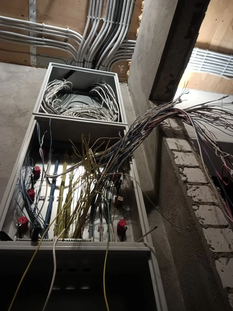 Это уже мой 🏡 , наконец дошли руки переделать щитовую.
💥 Начинал до отъезда в Москву . 

Продолжу 