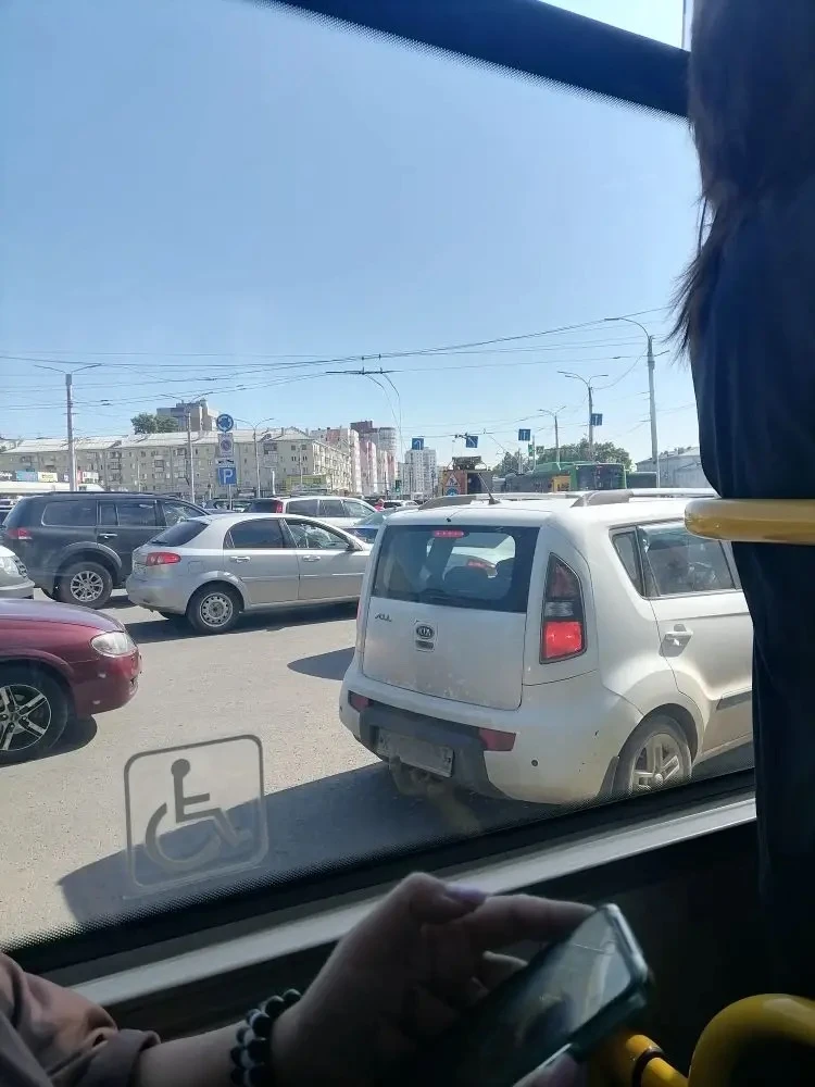 Нам пишут: 

«На Комсомольской у вокзала оборвало троллейбусные провода»