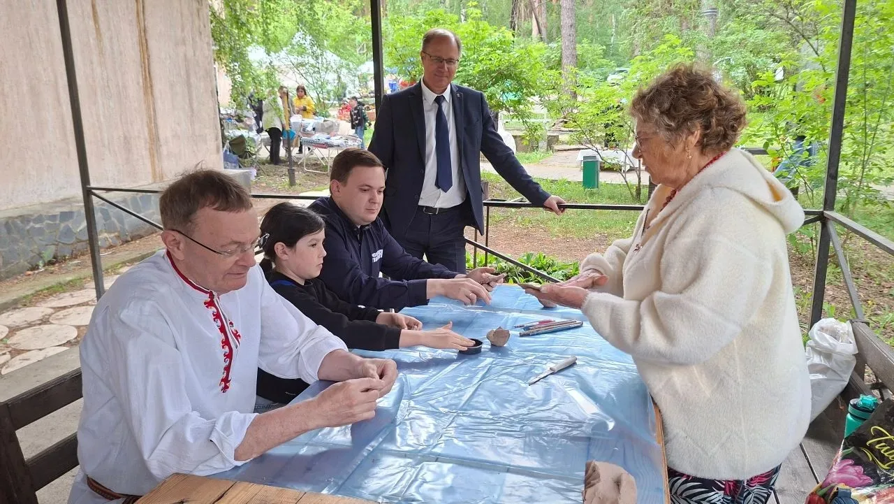 🌟Наш ЦДОД на Фестивале «Живая традиция»👍

Педагог Мензелинцева Е.В. и трое ребят объединения "Глин