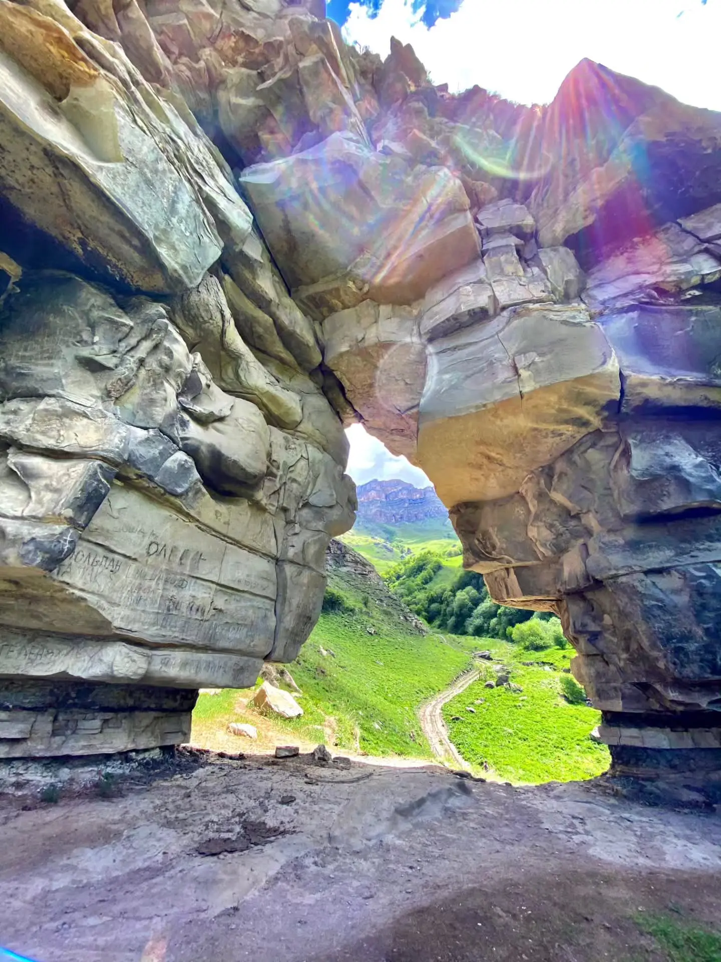 Перевал Актопрак из Баксанского ущелья в Чегемское

⛰️ Главная фишка перевала — разноцветные скалы: 