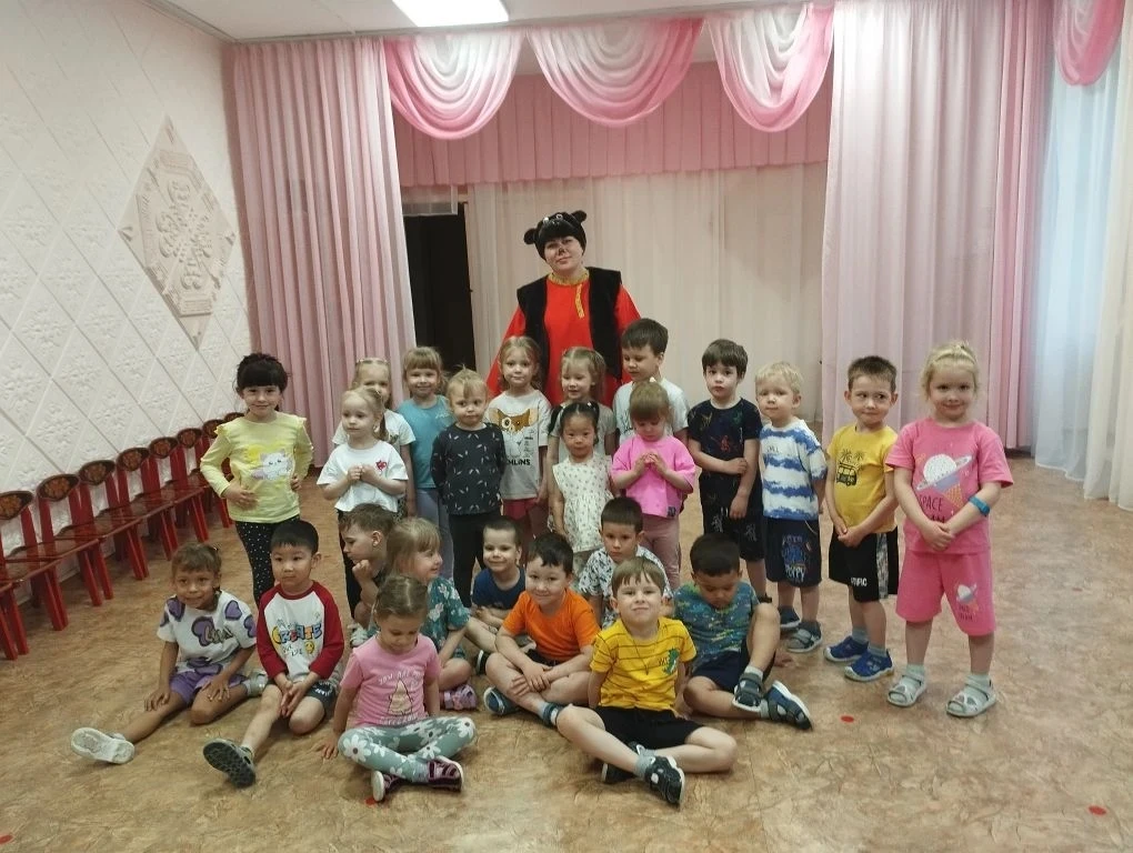 Наши дошколята весело и с пользой провели День России:

🧩 Играли в «Собери флаг» — тренировали памя
