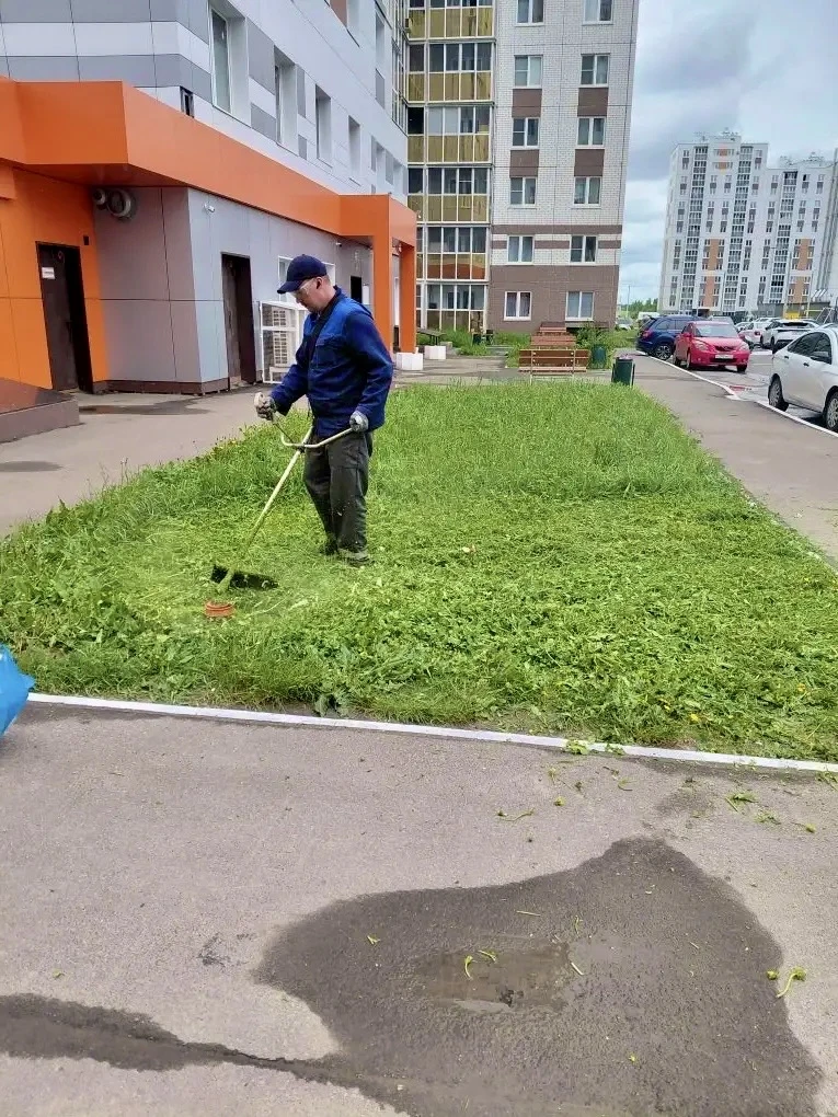 Пока погода в пгт. Медведево пытается нас запутать, мы продолжаем косить.

Трава растет как на дрожж