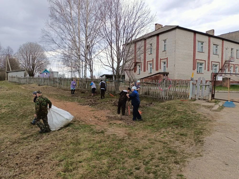 🕊Мир, труд, май!🕊

🌺В преддверии мая в детском саду состоялся традиционный субботник. Коллектив д