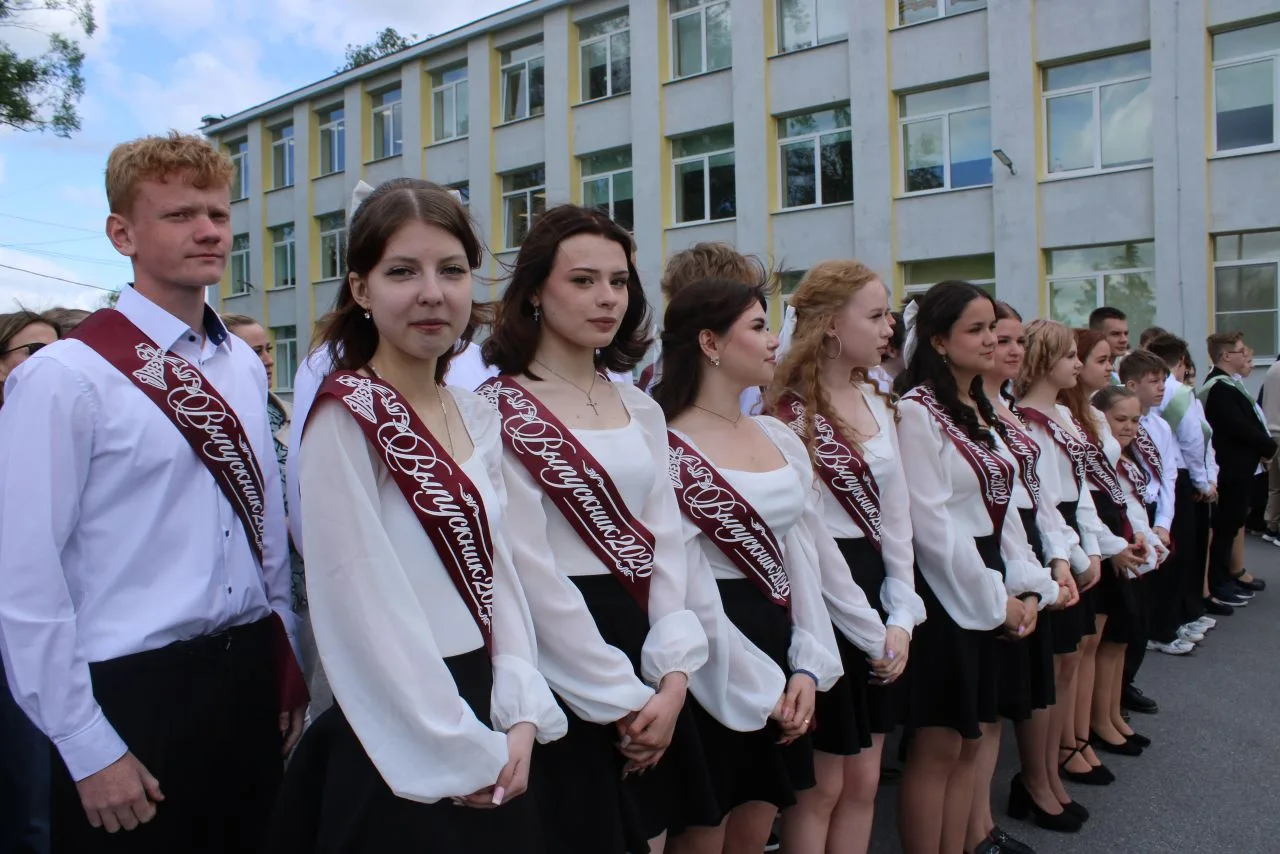 🎓✨ Последний звонок в Любанском центре образования: когда счастье льётся слезами

Сегодня школьный 