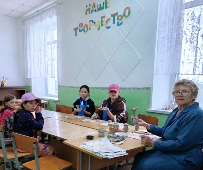 Продолжают свои творческие занятия ребята пришкольного лагеря Каменской школы вместе с нашим педагог