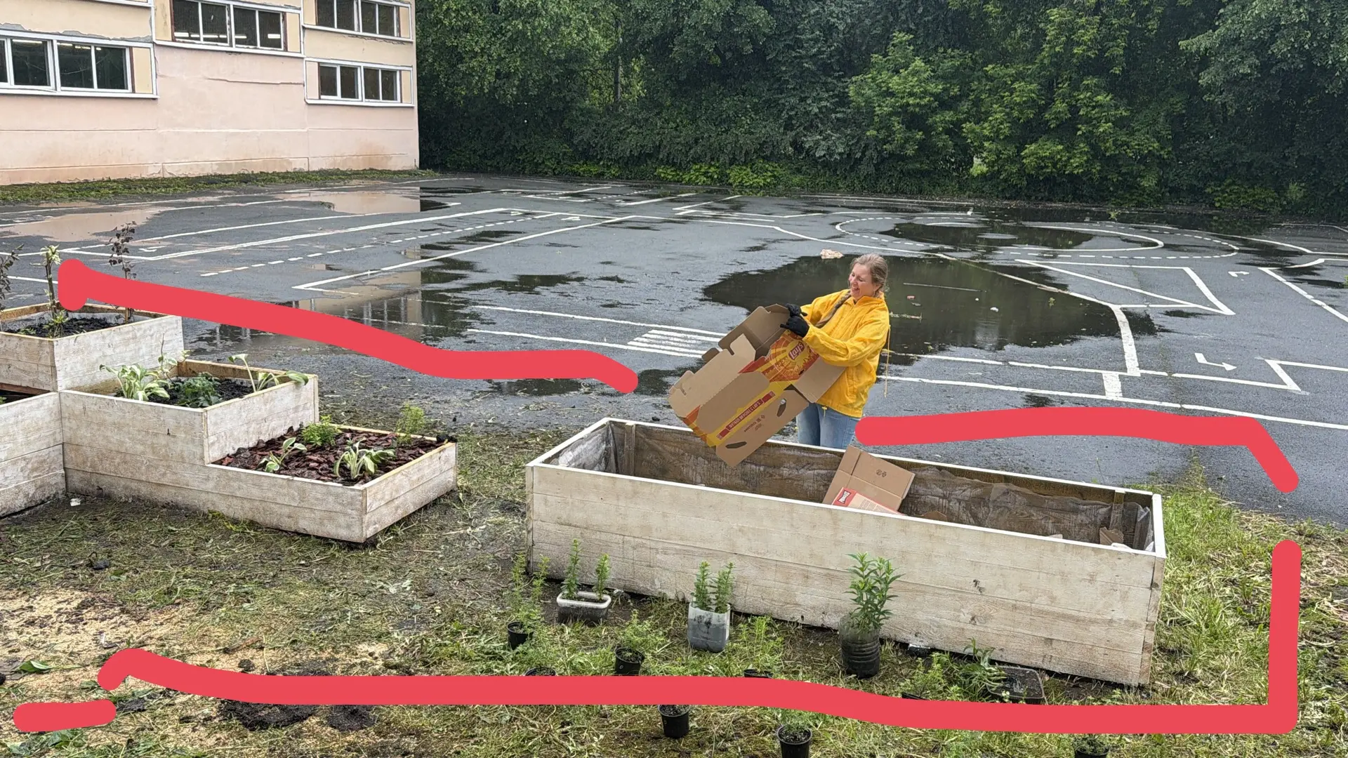 Покрытие необходимо в этом прямоугольнике, где находится коробы и вокруг них