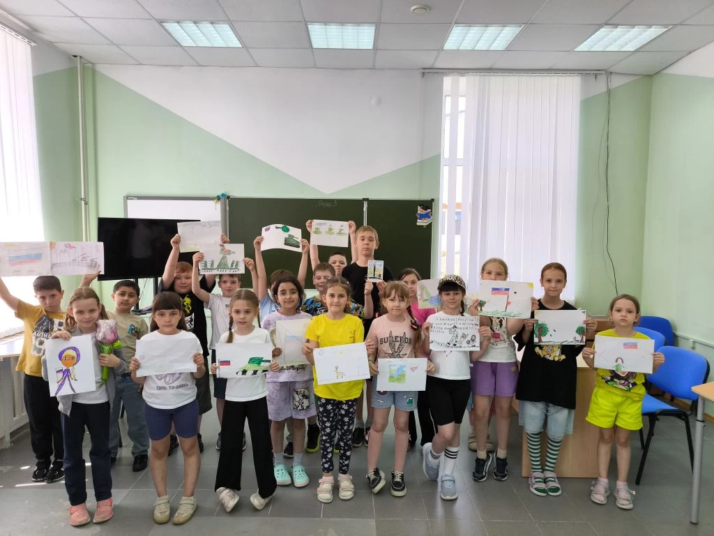 В нашем школьном лагере царит праздничное настроение! В преддверии Дня России ребята решили не прост