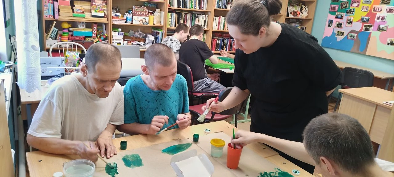🎨 Занятия с волонтёром, особенно вдохновлённым и действительно любящим своё дело, — это невероятная
