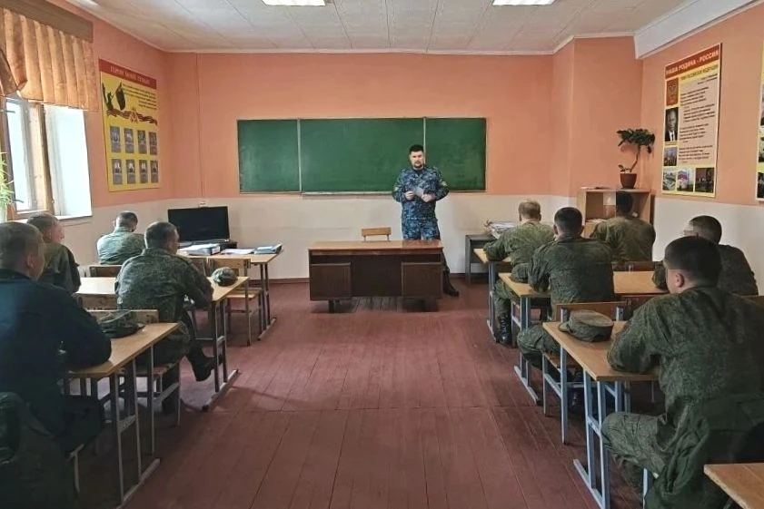 Сотрудники мурмашинской колонии рассказали военнослужащими о службе в уголовно-исполнительной систем
