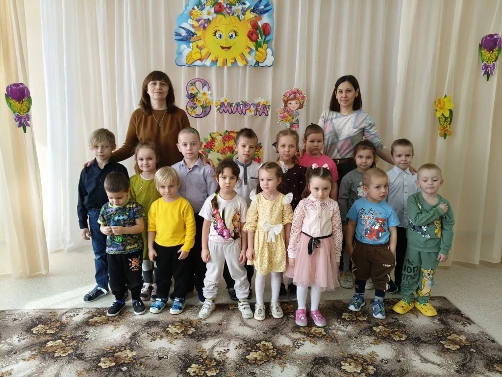 Нарисую на листочке
Ровный, тонкий стебелек,
Выше — розочки бутончик,
Чуть пониже — лепесток,

«С 8 